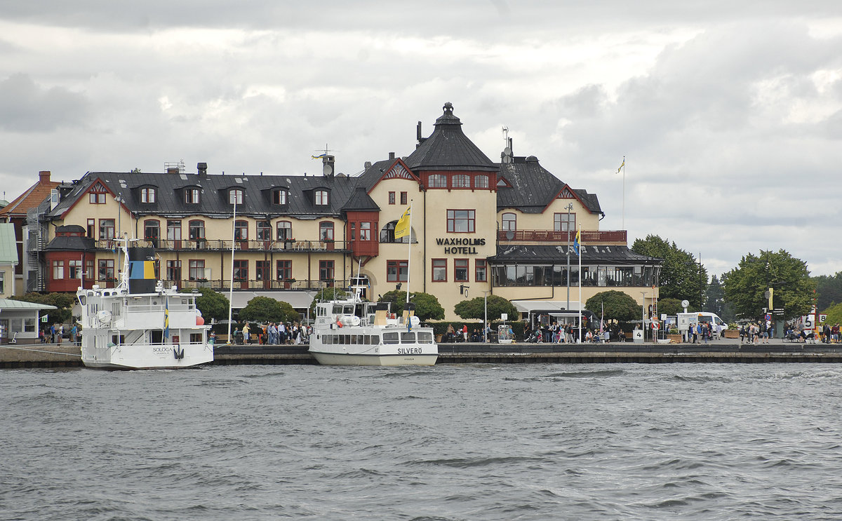 Waxholms Hotell. Vaxholm liegt auf Vaxn, einer Insel im Stockholmer Schrengarten, und ist ein beliebtes Ausflugsziel der Stockholmer, da sich hier die meisten Fhrlinien des Stockholmer Schrengebietes kreuzen.
Aufnahme: 26. Juli 2017.