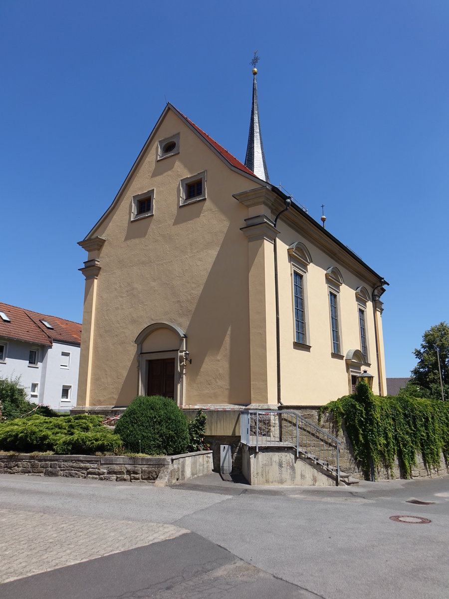Weichtungen, kath. Filialkirche St. Joseph, Saalbau mit eingezogenem Chor und nrdlichem Turm mit Spitzhelm, erbaut von 1698 bis 1708 (07.07.2018)