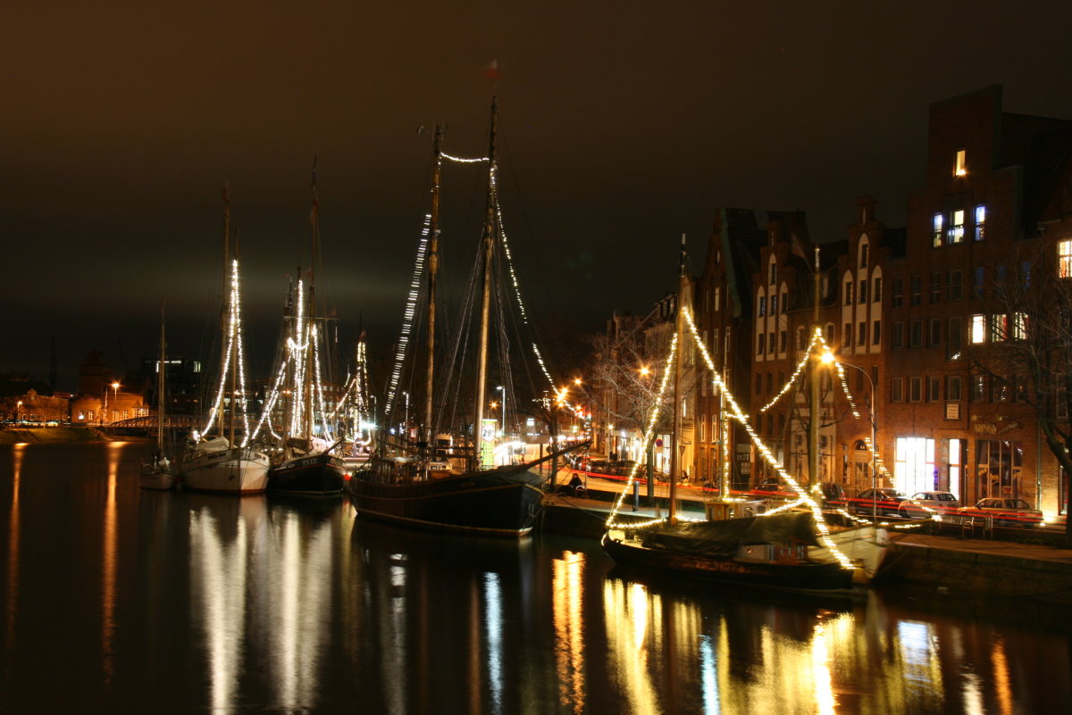 Weihnachtlich beleuchtete Segelschiffe auf der Trave in Lbeck; 28.12.2015