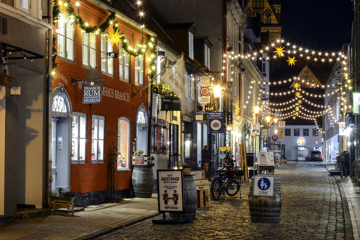 Weihnachtsbeleuchtung in der Roten Strae in Flensburg. Aufnahme: 5. Dezember 2020.