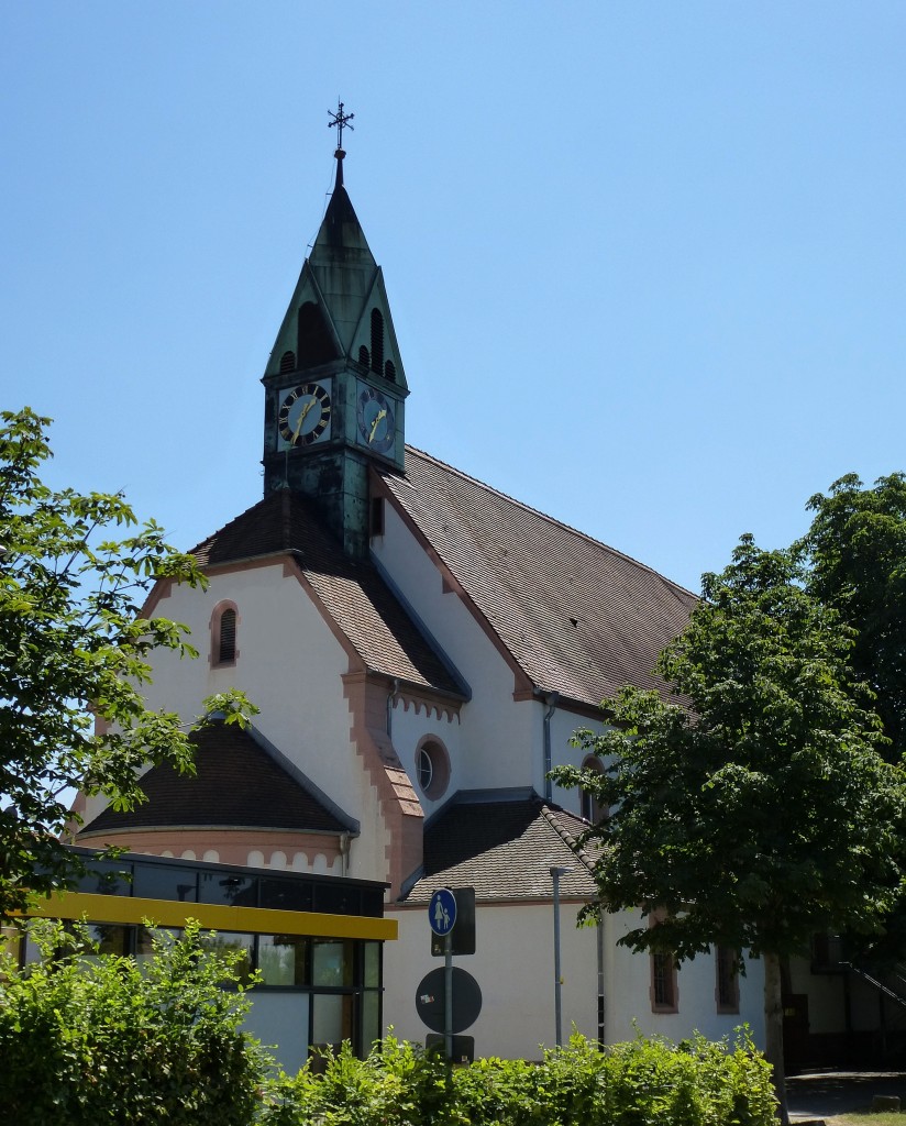 Weil am Rhein, St.Peter und Paul war von 1905-89 die katholische Kirche der Stadt, beherbergt heute die Stadtbibliothek, Juli 2015