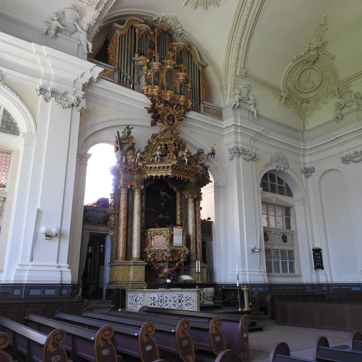 WEILBURG/LAHN-EV. SCHLOSSKIRCHE-INNENRAUM
Einen prchtigen evangelischen Kirchenbau findet man im SCHLOSS WEILBURG/LAHN,aus einer mittelalterlichen
Kirche durch Neubau 1713 fertiggestellt,mit Altar,Kanzel und Orgel in einer Achse angeordnet,
hier am 16.5.2017....