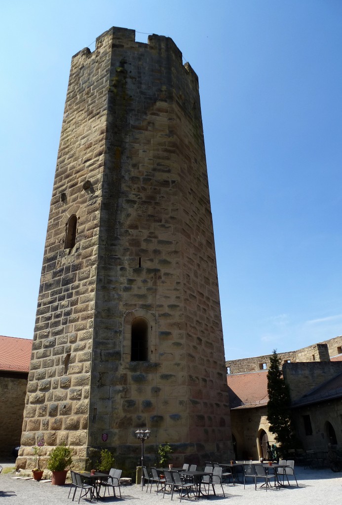 Weiler, Burg Steinsberg, der 30m hohe achteckige Bergfried, 1235-40 aus Sandstein erbaut, von oben hat man eine groartige Rundsicht, April 2014
