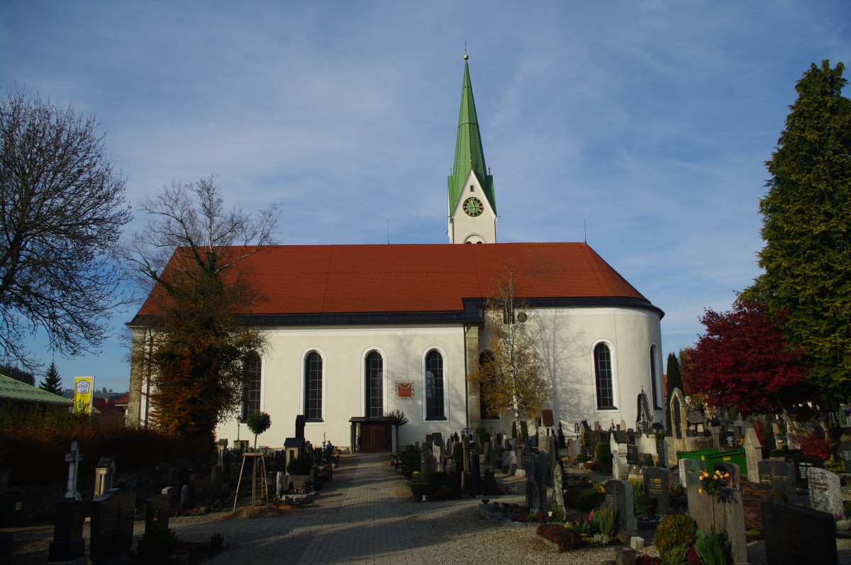 Weiler-Simmerberg, St. Blasius Kirche am Kirchplatz, erbaut von 1795 bis 1796, Kirchturm aus dem 15. Jahrhundert (30.10.2011)