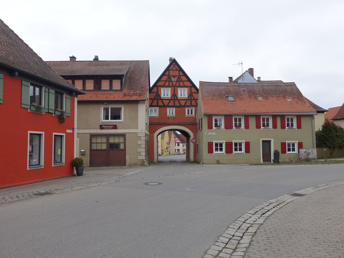 Weiltingen, stliches Tor am Marktplatz, erbaut im 16. Jahrhundert (13.03.2016)