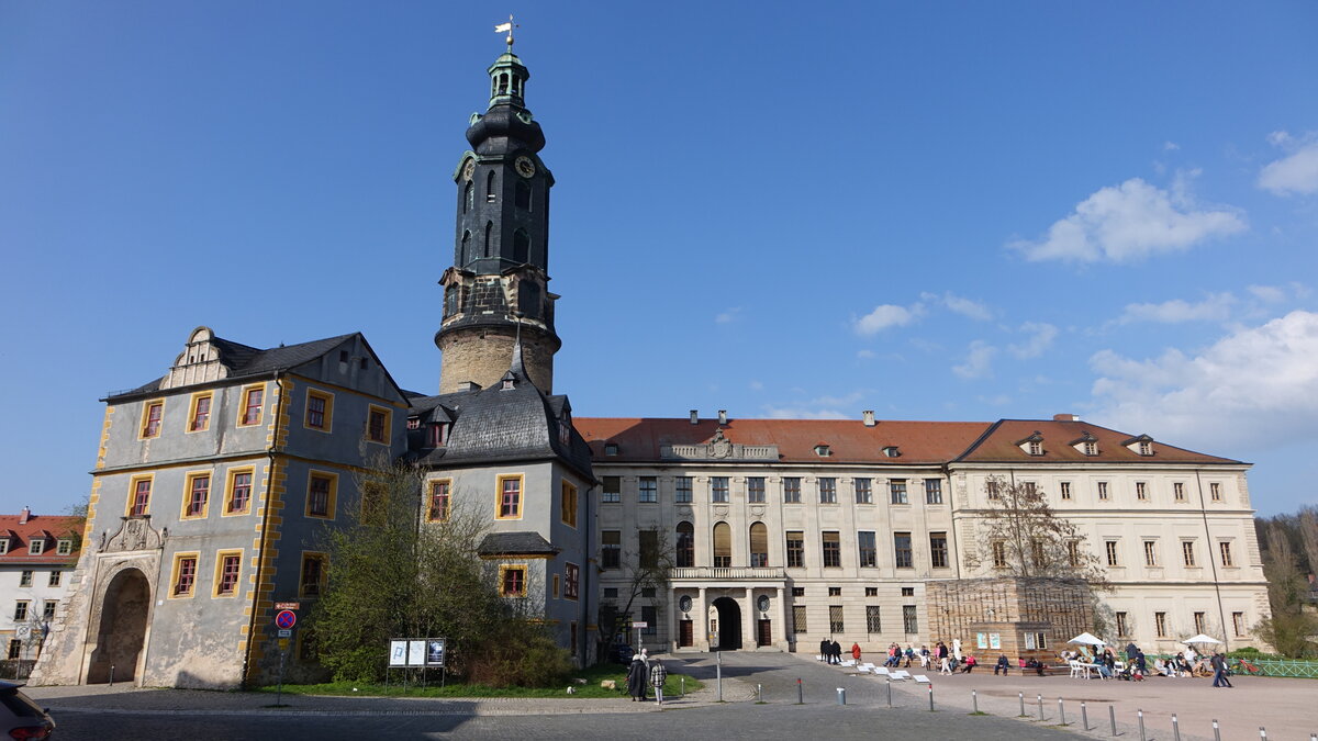 Weimar, Stadtschloss mit Schlossturm, erbaut ab 1513, Umgestaltung zum Renaissance-Schloss ab 1535 durch den Kurfrsten Johann Friedrich I. (09.04.2023)