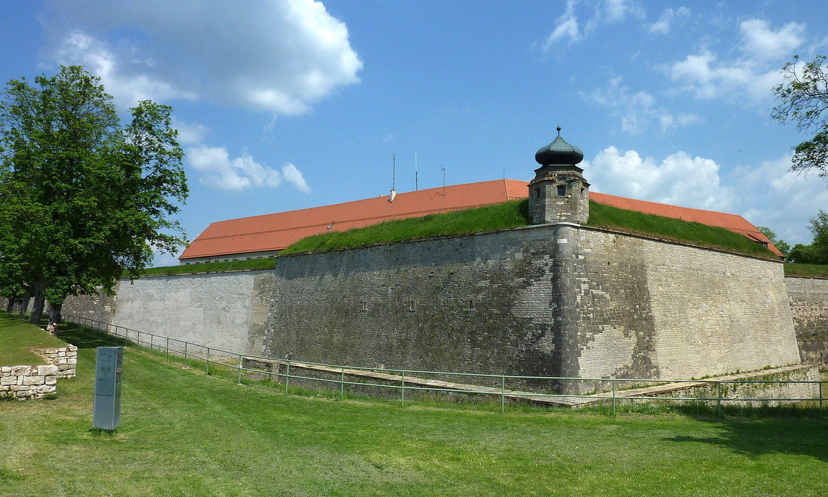 Weienburg, die mchtigen Mauern der Festung Wlzburg, erbaut um 1600, Mai 2012