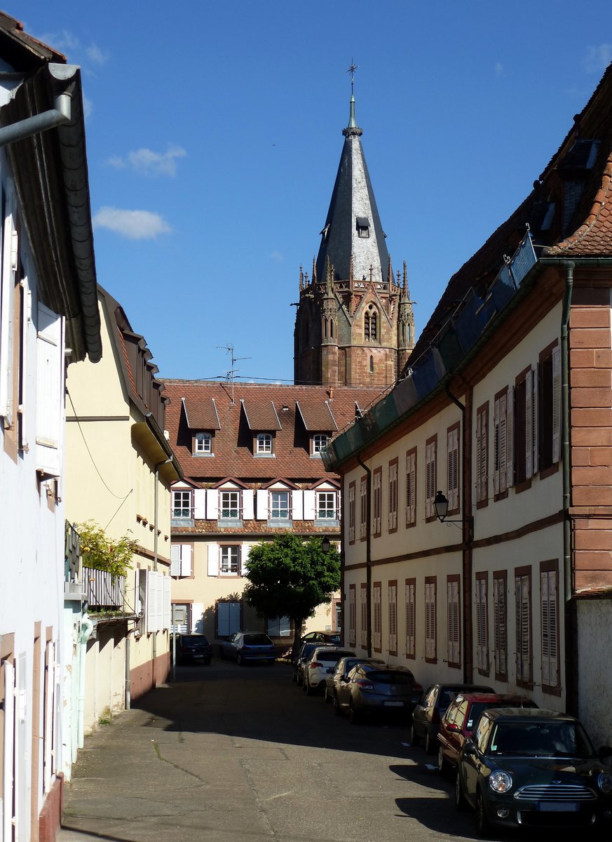 Weienburg (Wissembourg), Blick durch die Rue de la Montagne zur Abteikirche St.Peter und Paul, Sept.2015