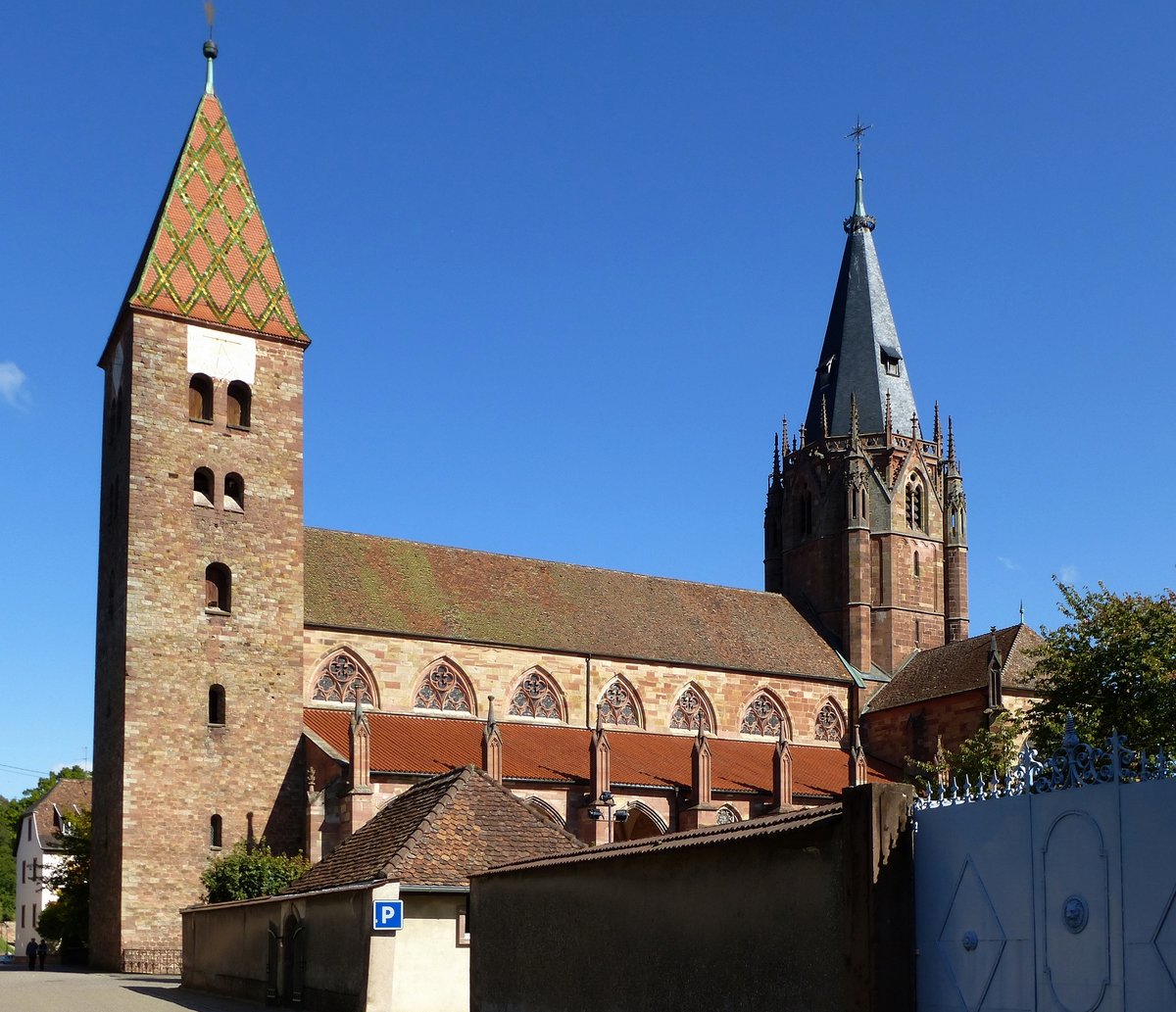 Weienburg (Wissembourg), die Sdseite von St.Peter und Paul, links der romanische Turm aus dem 11.Jahrhundert, rechts der Vierungsturm, Sept.2015