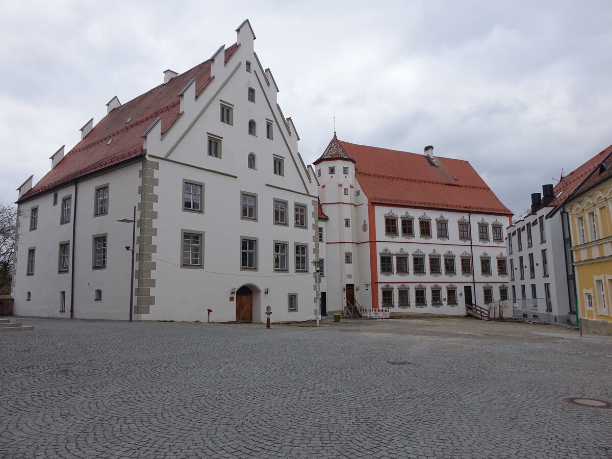 Weienhorn, ehem. Fuggerschloss am Schloplatz, dreigeschossiger Satteldachbau mit Zinnen auf den Giebelschrgen, erbaut von 1460 bis 1470, barockisiert 1730 (13.03.2016)