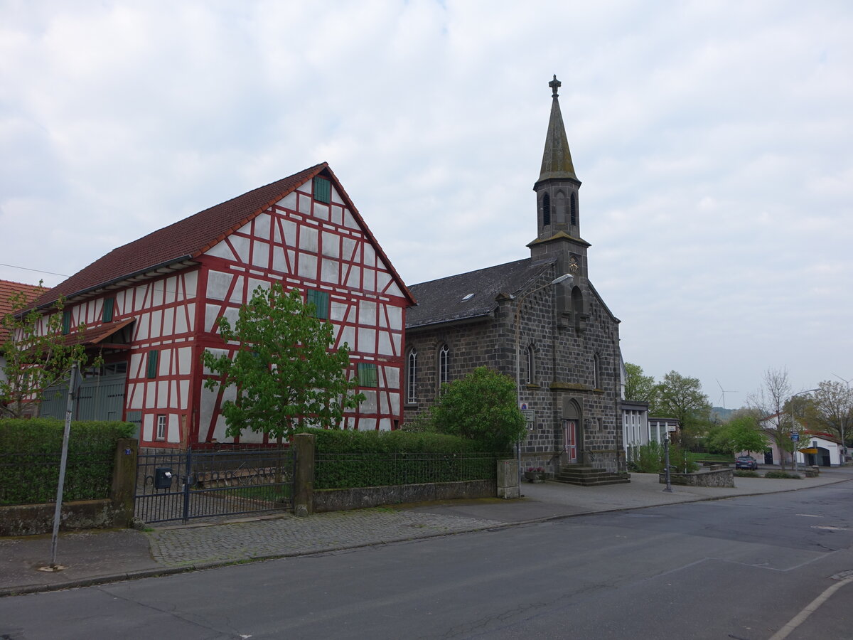 Weitershain, Fachwerkhaus und evangelische Kirche in der Bernsfelder Strae (01.05.2022)