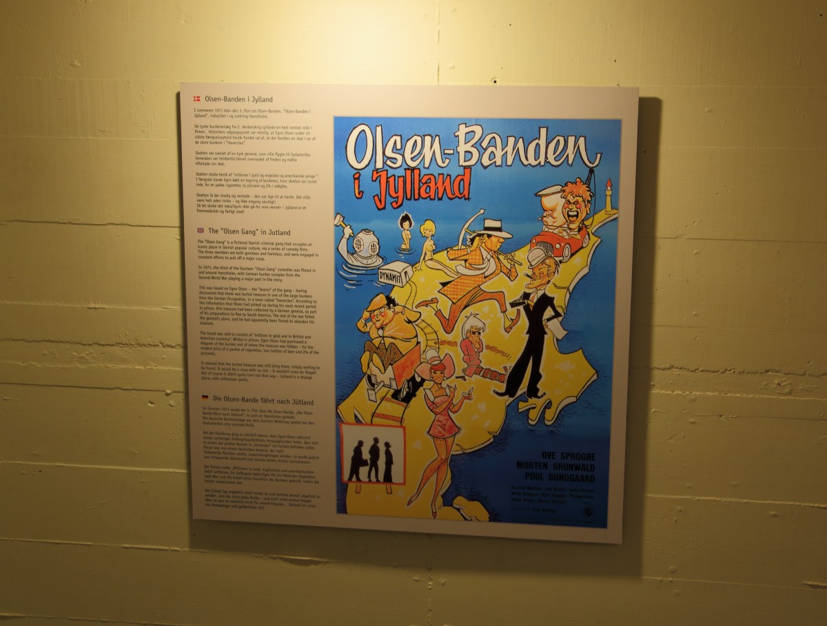 Werbeplakat zum Film  Die Olsenbande fhrt nach Jtland , welcher von der Nordisk-Film 1971, unter der Regie von Erik Balling, zu groen Teilen in der Festungsanlage (heute Museumscenter) Hanstholm entstand. Dem Film ist im Geshtzbunker ein Extra-Raum gewidmet, wo auch diese Aufnahme am 17.04.2014 entstand.