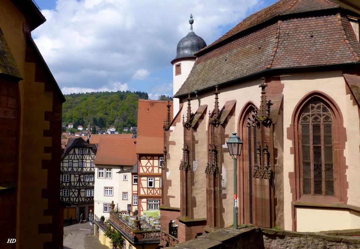 Wertheim: Rechts die sptgotische Kilianskapelle, 1472 fr die Stiftsherren erbaut. 
Aufnahme von April 2014.