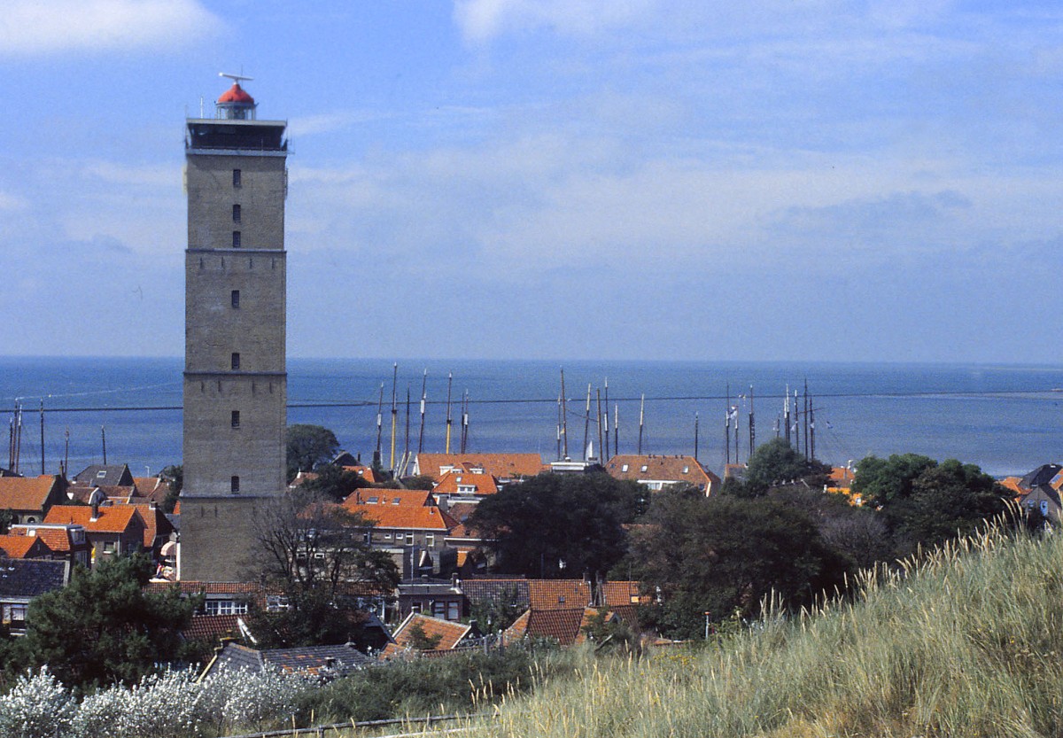 West-Terschelling mit dem Leuchtturm Brandaris. Aufnahme: Juli 2001 (eingescannets Dia).