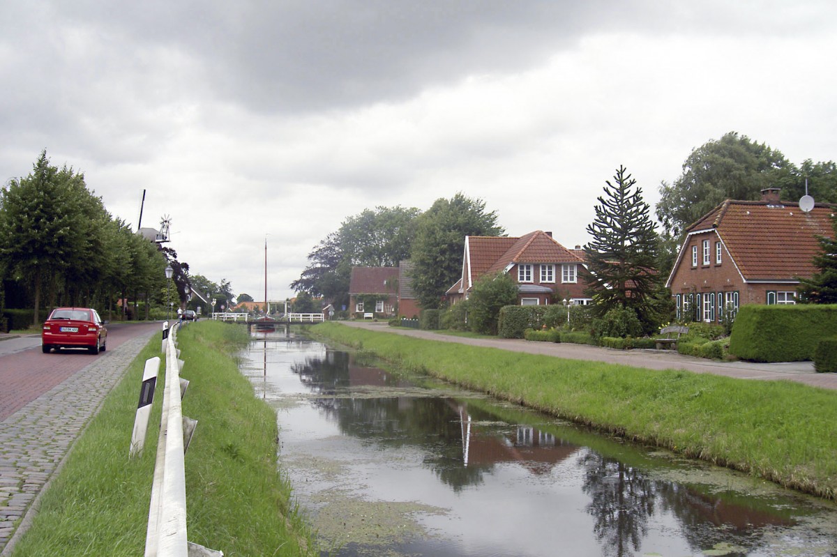 Westgroefehn in Ostfriesland: Links die Leerer Landstrae, rechts der Groefehnkanal West. Aufnahme: August 2005.