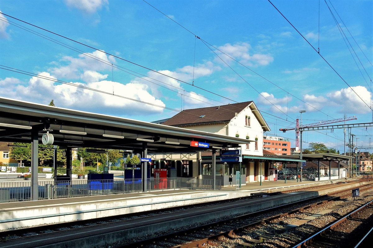Wettingen AG, SBB Bahnhof, wurde im Jahre 1876 erffnet. Bediente Schalter fr Verkauf, Services und Beratung - 26.09.2015