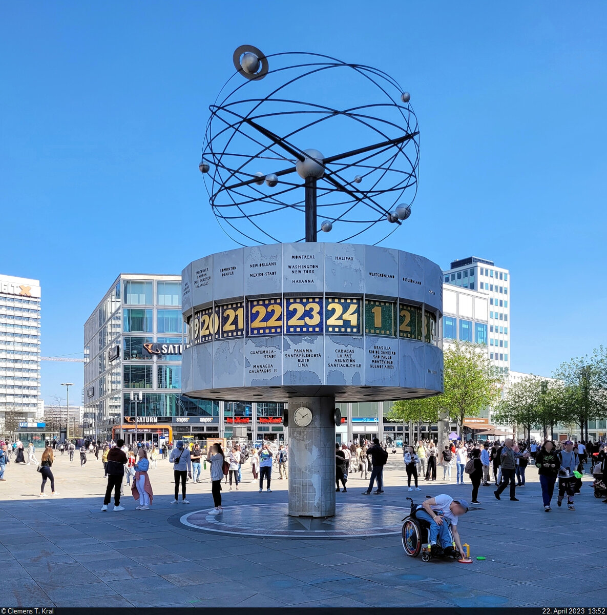 Wie sich unschwer erkennen lsst, ist die Urania-Weltzeituhr auf dem Berliner Alexanderplatz ein beliebter Treffpunkt. Seit 2015 steht sie unter Denkmalschutz.

🕓 22.4.2023 | 13:52 Uhr