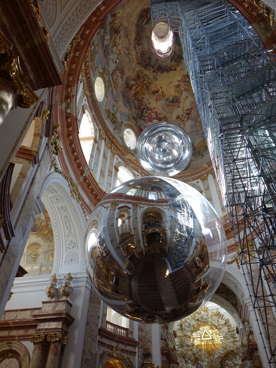 Wien, Blick in die Kuppel der St. Karl Borromus Kirche, Kuppelfresko von Johann Michael Rottmayr (20.04.2019)