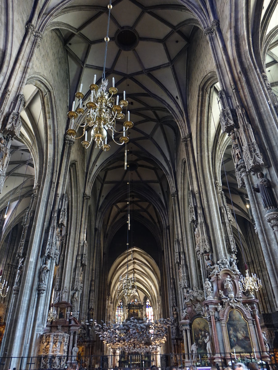 Wien, gotisches Mittelschiff des Dom St. Stephan (20.04.2019)