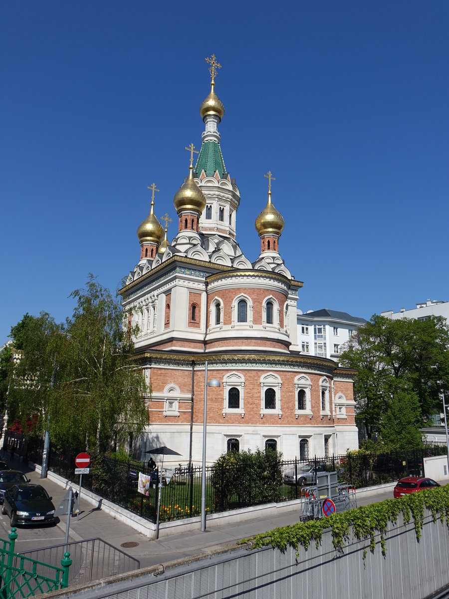 Wien, Russisch-orthodoxe Kathedrale St. Nikolaus, erbaut von 1893 bis 1899 nach Plnen von Grigorij Iwanowitsch Kotow vom italienischen Architekten Luigi Giacomelli (21.04.2019)