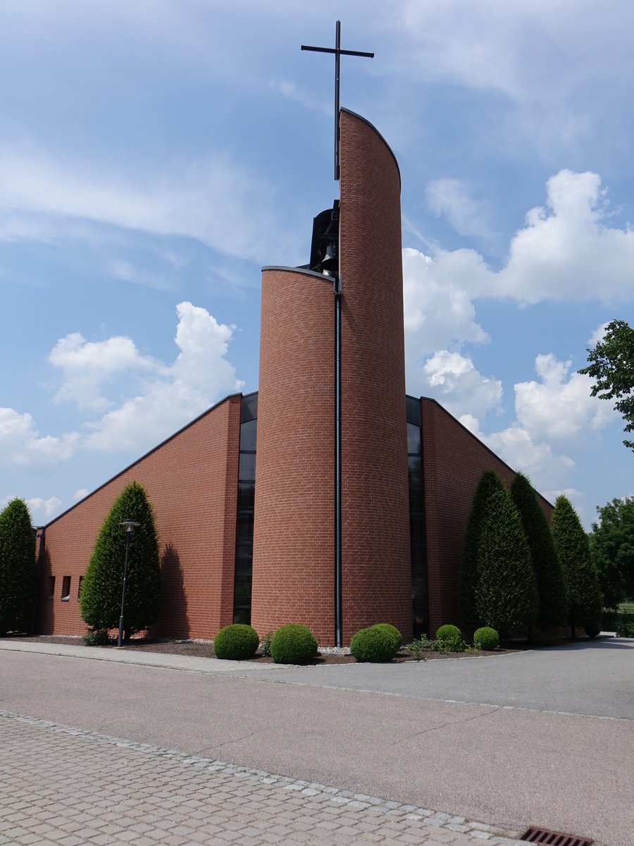 Willmering, kath. Pfarrkirche St. Johannes, erbaut 2001 am Kirchplatz (03.06.2017)