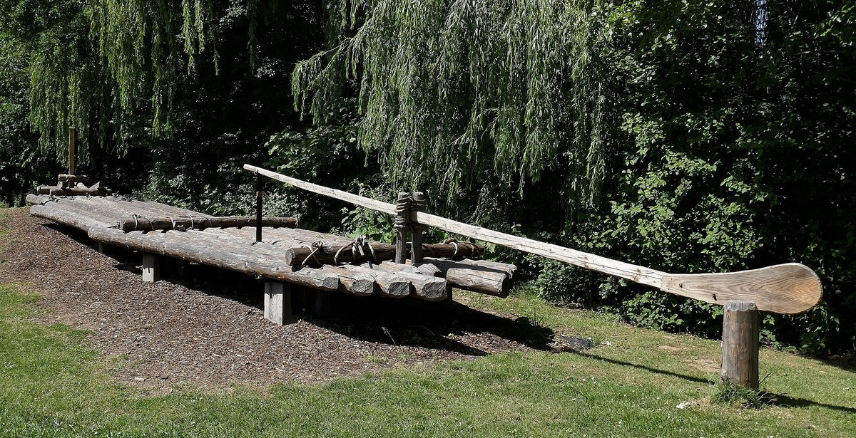 Willsttt, 2009 wurde nahe der Holzbrcke dieser Nachbau eines Kinzigfloes als technisches Denkmal aufgestellt und erinnert an die lange Tradition der Flerei auf der Kinzig, Mai 2020