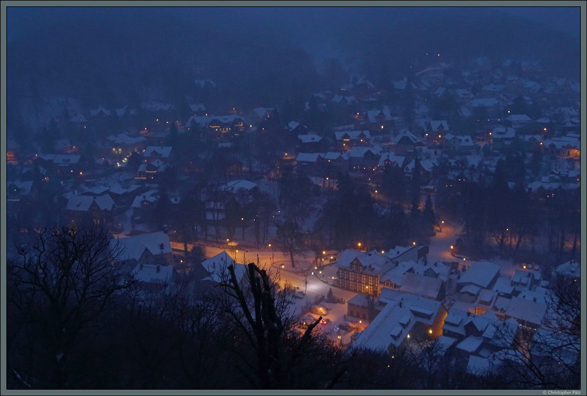Winterlich verschneit prsentiert sich am 10.12.2017 die Stadt Wernigerode. Entstanden ist die Aufnahme vom Schlossberg oberhalb der Stadt. 