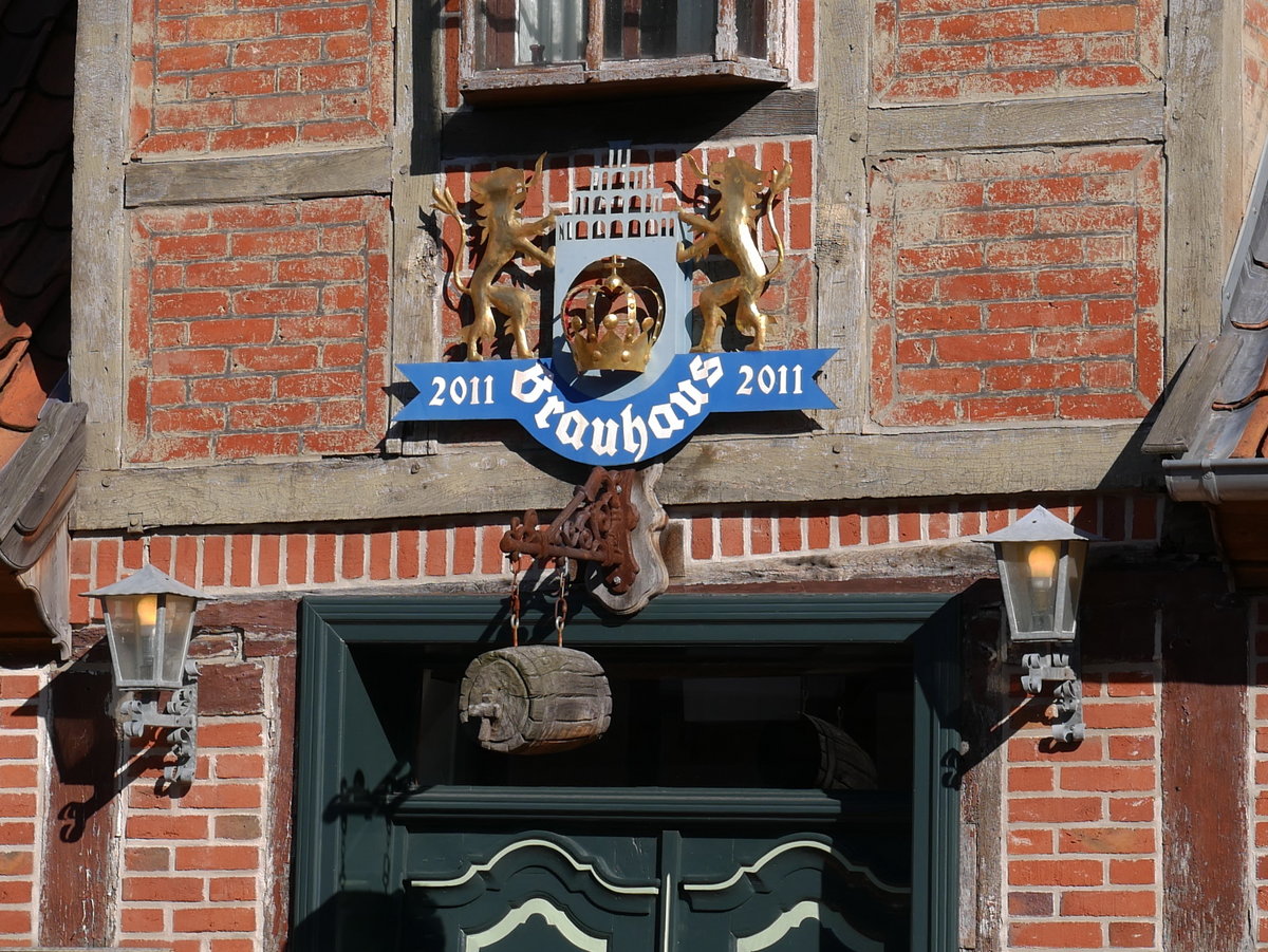 Wirtshausschild ber dem Eingang zum Bleckeder Brauhaus; Blleckede, 15.10.2017
