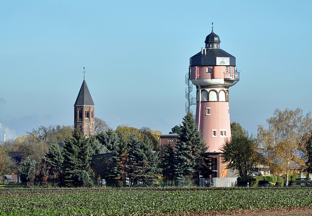 Wissersheim (Erftstadt), alter Wasserturm und dahinter die St. Martinus-Kirche - 11.11.2013