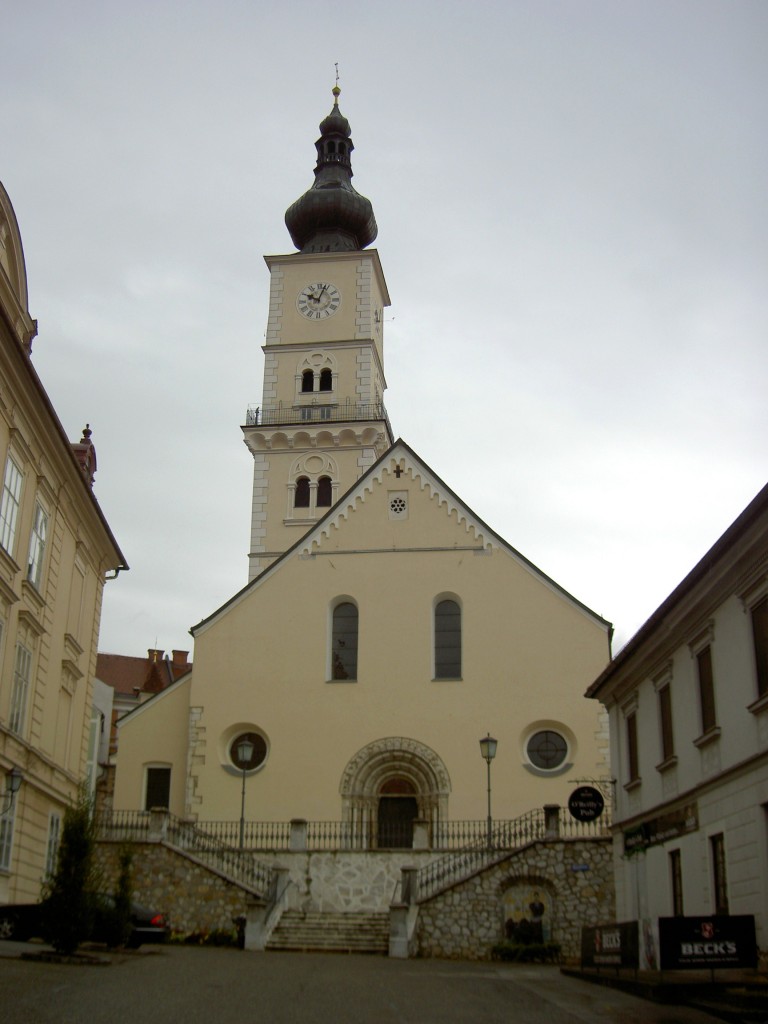 Wolfsberg, Stadtpfarrkirche St. Markus, erbaut ab 1240, sptromanische dreischiffige Pfeilerbasilika (20.08.2013)