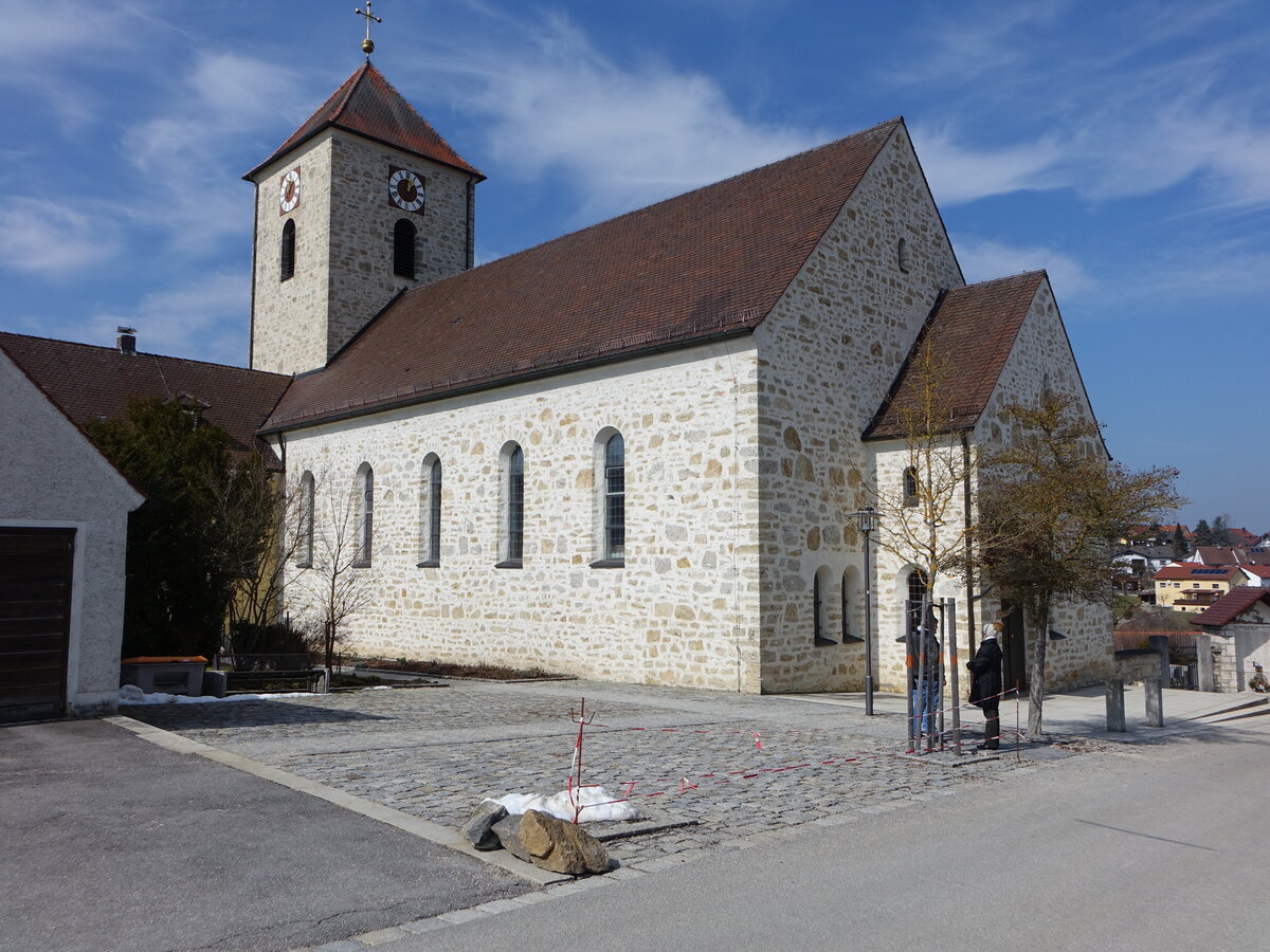 Wolfsegg, kath. Christknig Kirche, Chorturmkirche mit Sattel- und Zeltdach, erbaut von 1935 bis 1937 durch den Baumeister J. Kffner (25.03.2018)