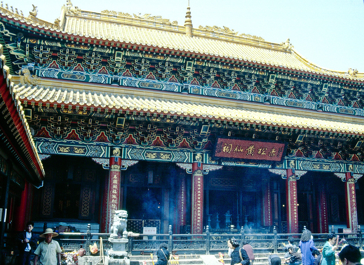 Wong Tai SIn Tempel in Hong Kong. Bild vom Dia. Aufnahme: Mrz 1989.