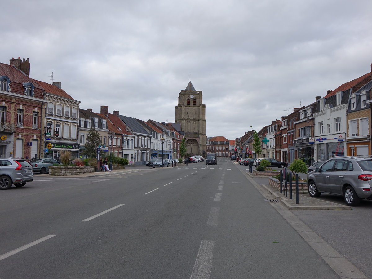 Wormhout, Place General de Gaulle mit St. Martin Kirche (14.05.2016)