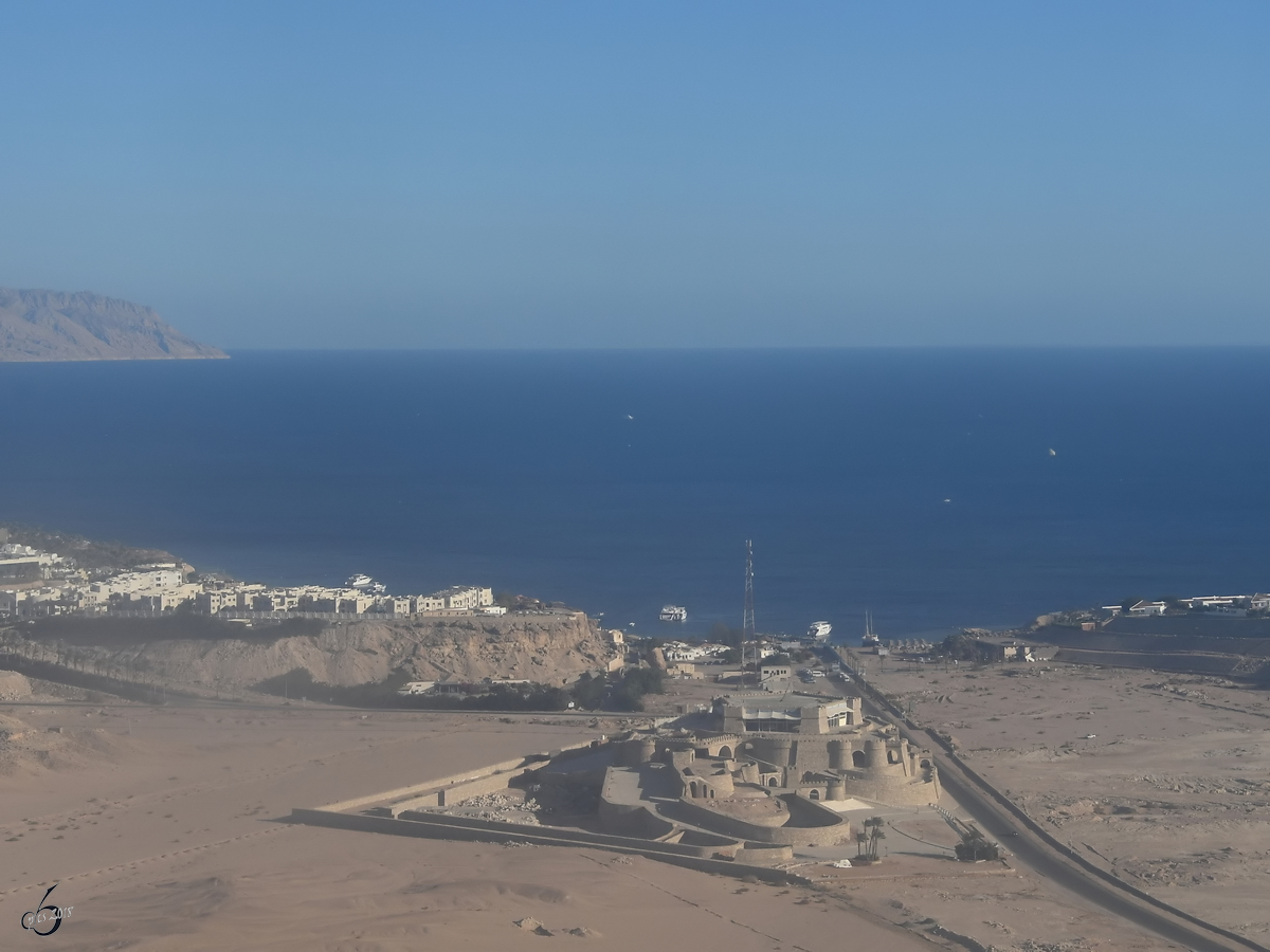 Wste, Meer und Hotelanlagen im Dezember 2018 in Sharm El Scheich.