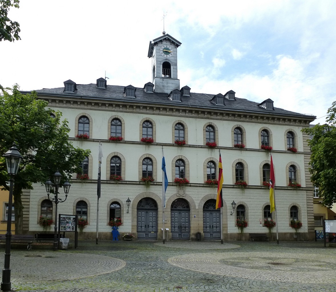 Wunsiedel, das Rathaus der ca.10.000 Einwohner zhlenden Stadt im Fichtelgebirge wurde im klassizistischen Stil erbaut, von 1836-37, Aug.2014