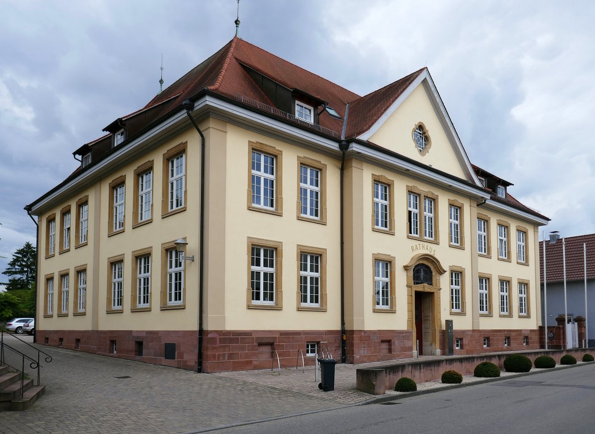 Wyhl am Kaiserstuhl, das Rathaus der ca.3900 Einwohner zhlenden Gemeinde, Sept.2018