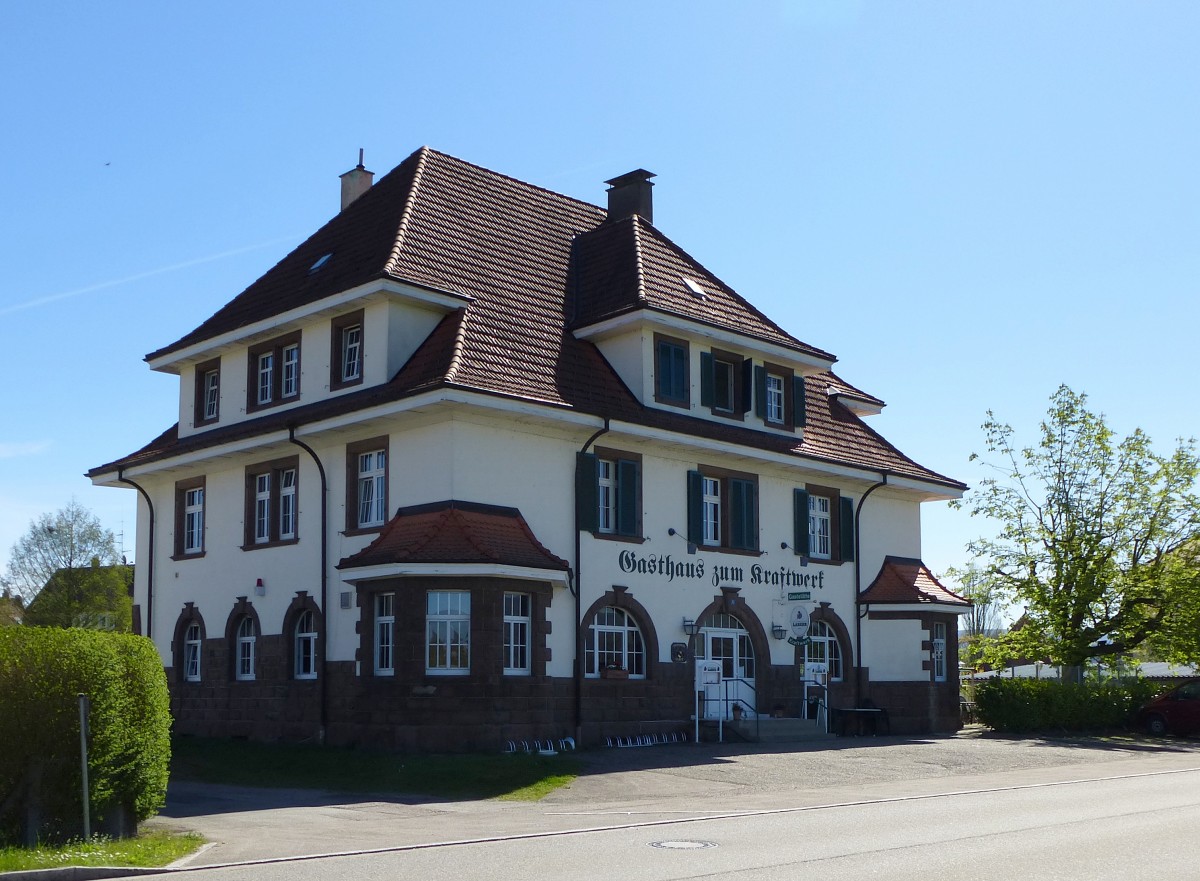 Wyhlen, das  Gasthaus zum Kraftwerk  unmittelbar am Rhein, April 2015