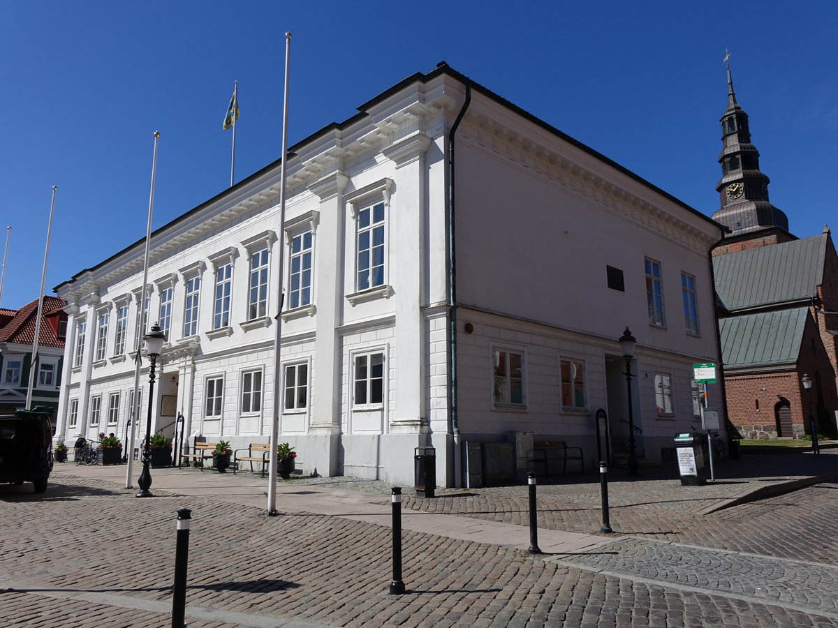 Ystad, alte Rathaus, erbaut von 1838 bis 1840 im Empirestil am Stortorget (11.06.2016)