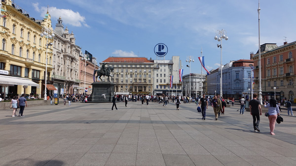 Zagreb, Ban-Jelačić-Platz (Trg bana Jelačića),  zentrale Platz zwischen Ober- und Unterstadt entstand erst im 17. Jahrhundert als neuer Marktplatz (01.05.2017)