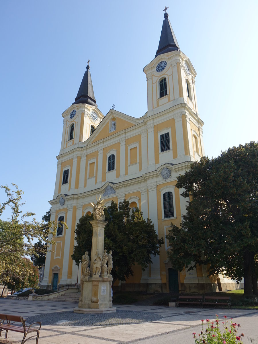 Zalaegerszeg, doppeltrmige St. Maria Magdalena Kirche am Szechenyi Ter, erbaut von 1750 bis 1760 (29.08.2018)