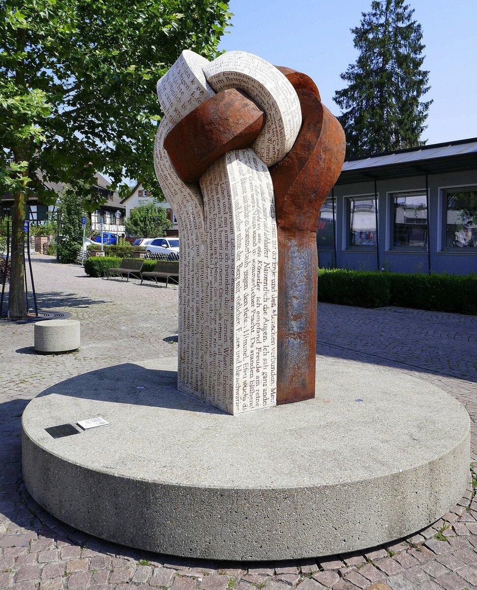 Zell a.H., Denkmal aus Marmor und Eisen  Homage an Hermann Hesse , vom spanischen Knstler  Lluis Cera, aufgestellt 2012, Juli 2021
