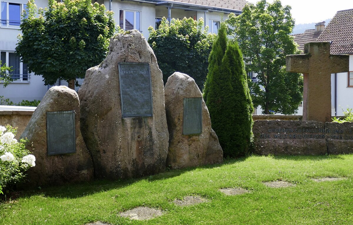 Zell a.H., Denkmal fr die Opfer der beiden Weltkriege, auf dem Friedhof an der katholischen Stadtkirche, Juli 2021