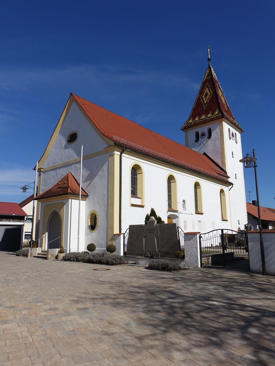 Zell, Katholische Pfarrkirche Mari Himmelfahrt, Saalbau mit Chorturm, Vorzeichen, Spitzhelm und Satteldach, frhgotisch, um 1750 durchgreifend umgestaltet (12.03.2017)