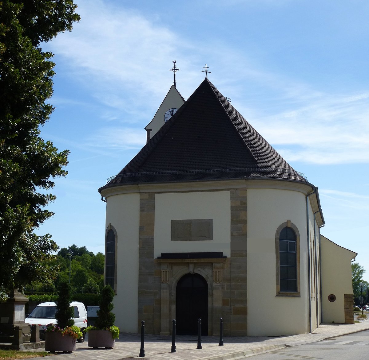 Zimmersheim im Oberelsa, Westfassade und Haupteingang zur Kirche Mari Himmelfahrt, Juli 2017