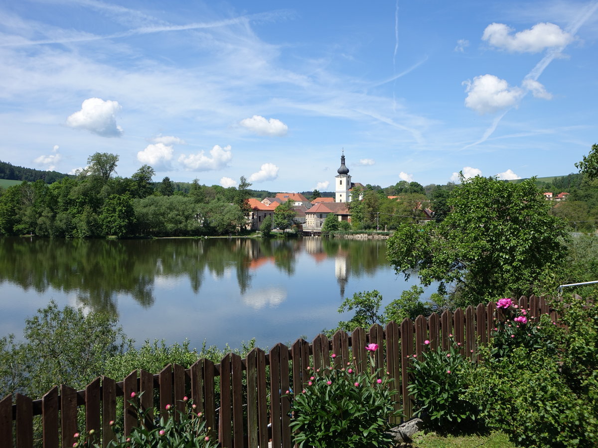 Zinkovy/ Zinkau, Blick ber den Labut See auf die Pfarrkirche St. Wenzel (02.06.2019)