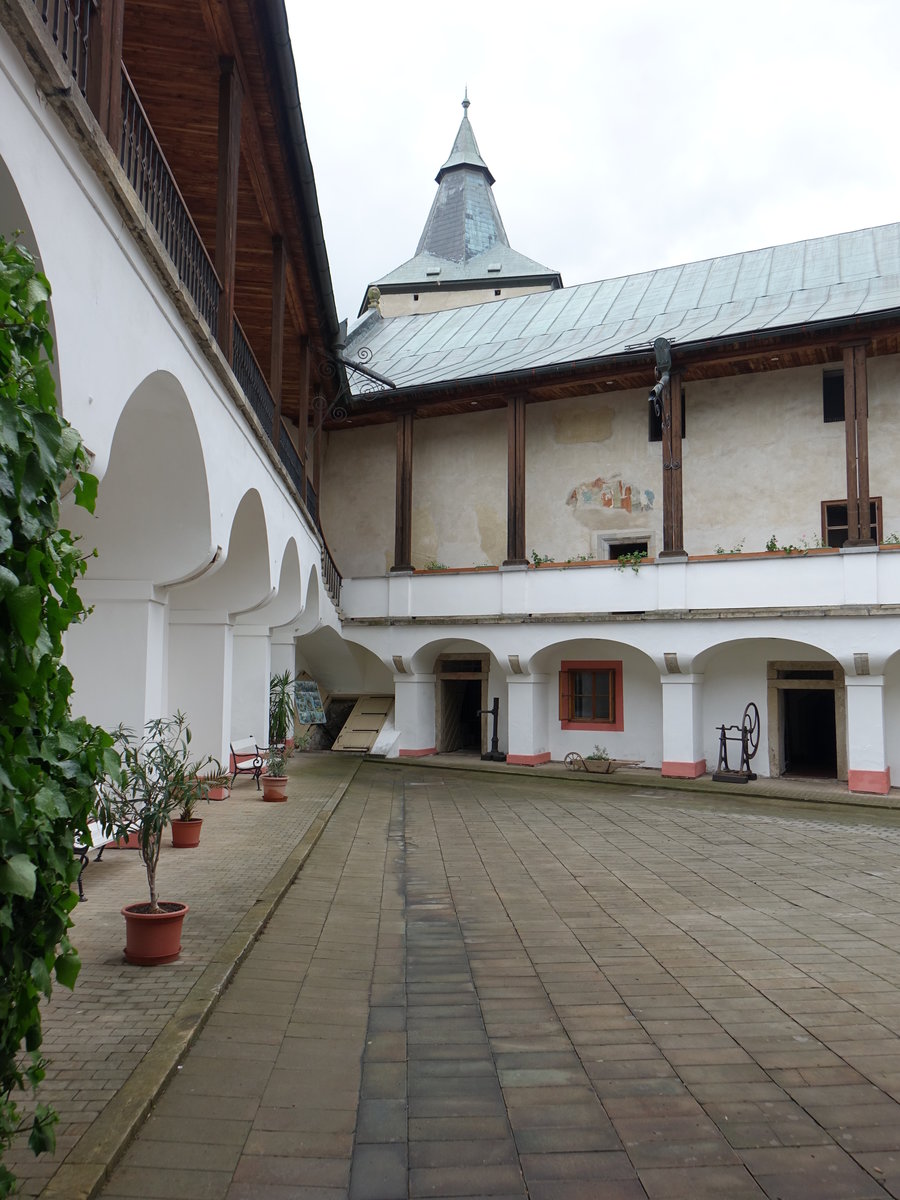 Zirovnice, Innenhof des Renaissance Schloss, erbaut im 16. Jahrhundert (28.05.2019)