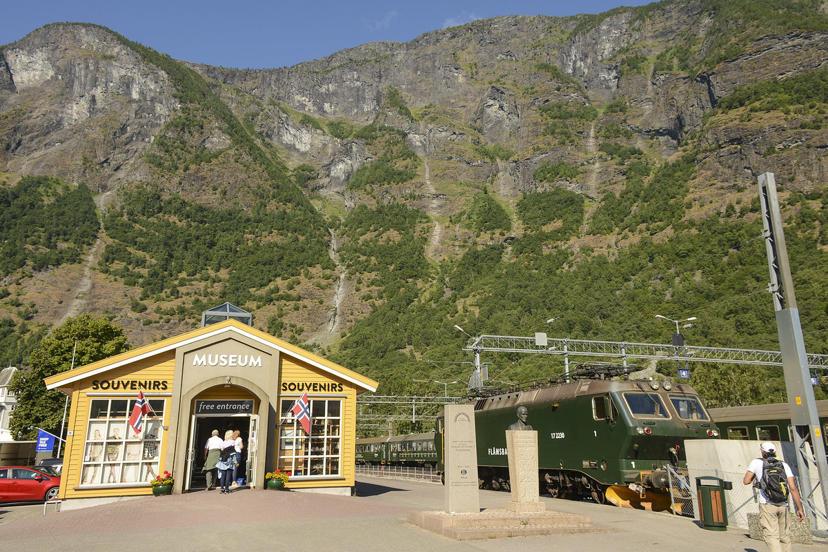 Zu Flms Sehenswrdigkeiten zhlt das Eisenbahnmuseum Flmsbanmuseet am Bahnhof Flm. Es beschftigt sich mit der Geschichte und Technik der Flmbana, der norwegischen Eisenbahn und dem Alltagsleben in Flm. Aufnahme: 17. Juli 2018.