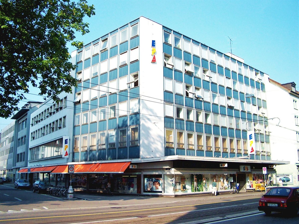 Zrich, Badenerstrasse 333, Warenhaus EPA-Albisriederplatz. Erffnung am 29. Juli 1961, Schliessung am 30. August 2003. Fotografiert im August 2003