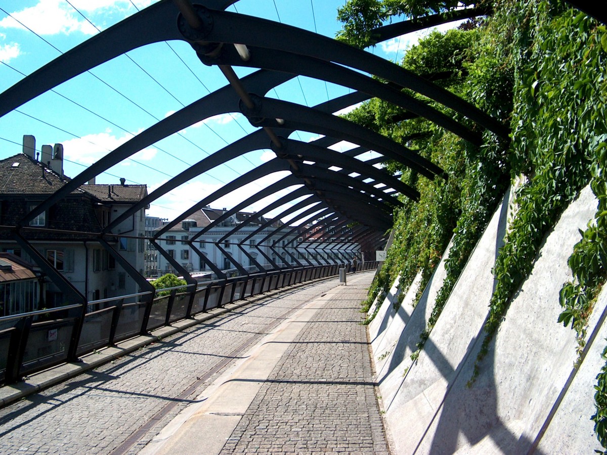Zrich, Bahnhof Stadelhofen. Von 1985 bis 1992 hat der bekannte Architekt Santiago Calatrava den Bahnhof Stadelhofen erstellt. Hier die Aussichts-Promenade. Kletterpflanzen umranken die Laube an gespannten Drhten (Entwurf Werner Regger) Aufnahme 2003