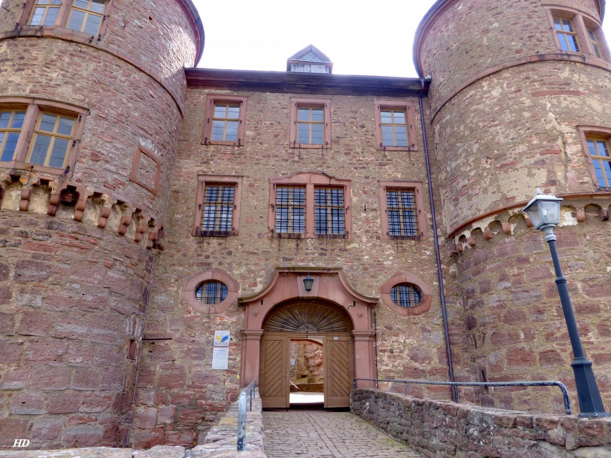 Zugang zur Burgruine Wertheim, der grten und schnsten Burgruine Deutschlands aus dem 12. Jahrhundert. Aufgenommen im April 2014.